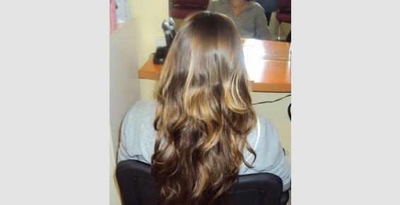 Des cheveux longs ondulés