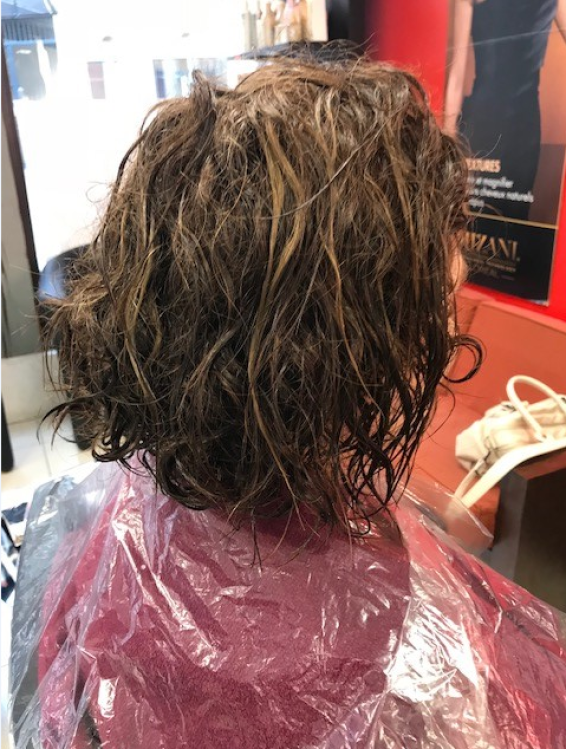 Une cliente avec des cheveux humides