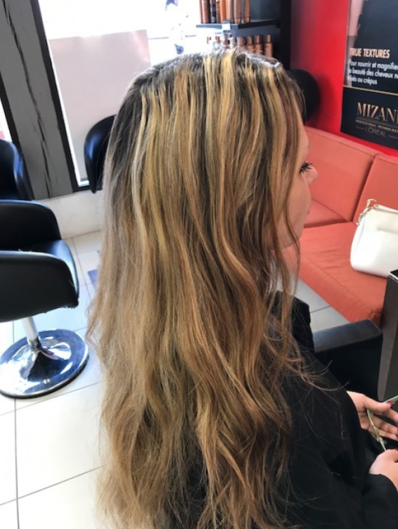 Des cheveux longs avant la réalisation d'un balayage