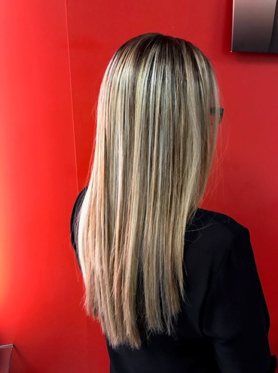 Réalisation d'un balayage sur cheveux longs