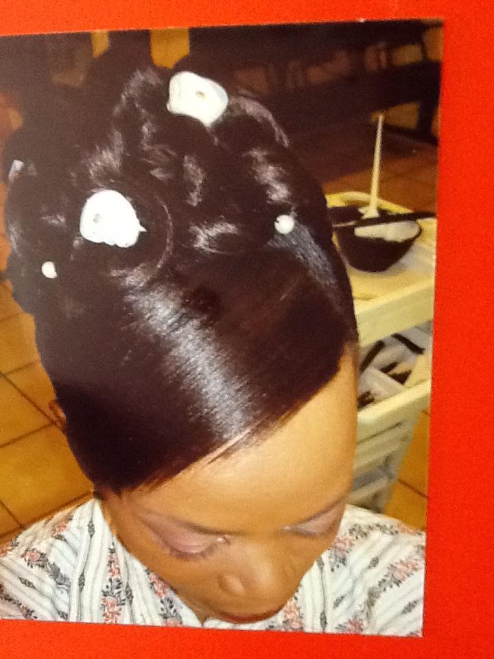 Une coiffure de mariée avec une frange lisse