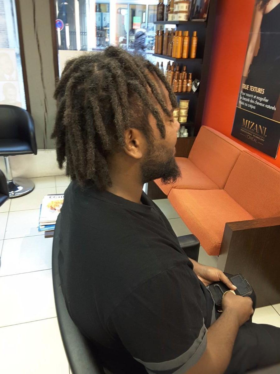 Un client satisfait de ses nouvelles dreadlocks