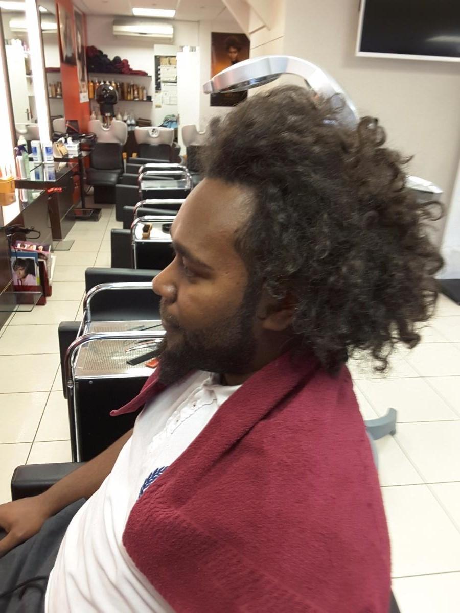 Un homme qui souhaite une nouvelle coupe de cheveux