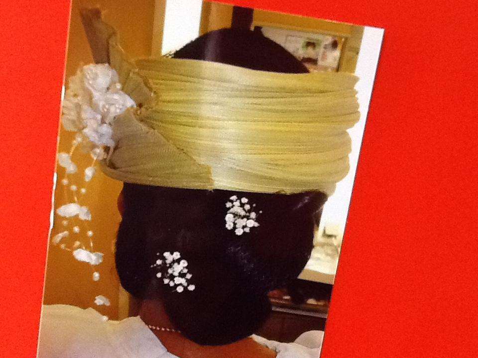 Une coiffure de mariée avec un ruban