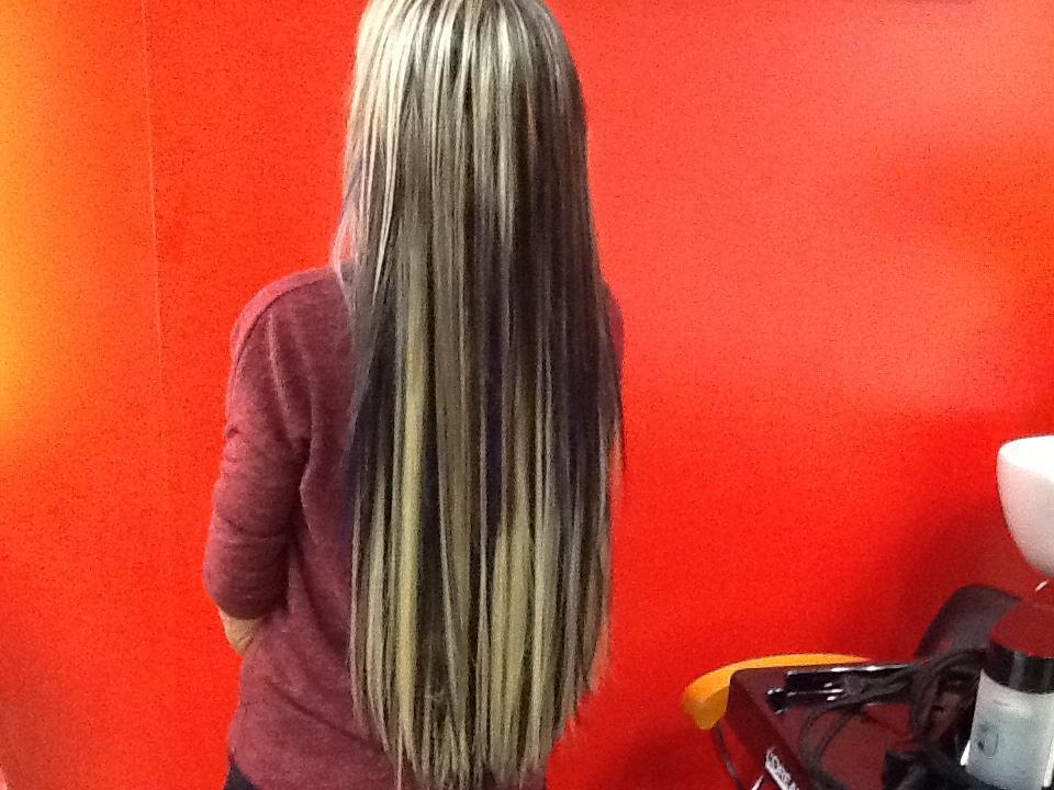 Une cliente qui a les cheveux longs grâce à des extensions