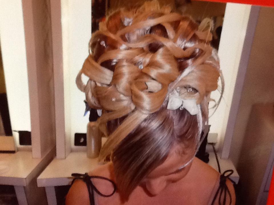 Une coiffure de mariée avec des rubans