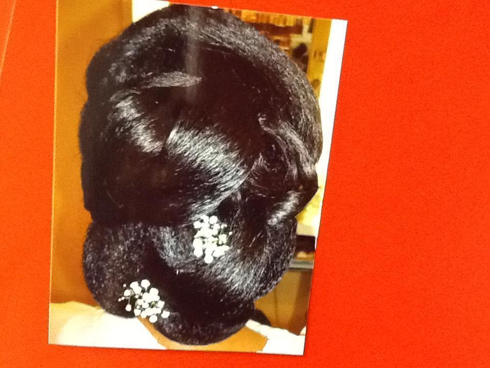 Une coiffure de mariée avec quelques fleurs