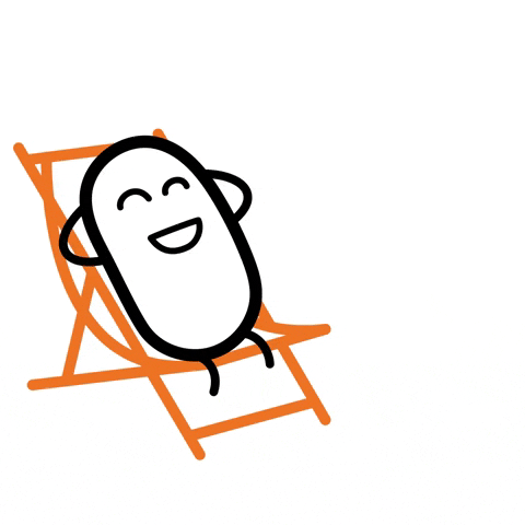 Caricatura de frijol blanco relajándose en una tumbona naranja, sonriendo.