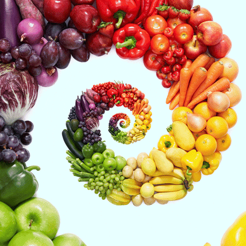 Espiral de frutas y verduras de colores: rojos, naranjas, amarillos, verdes, azules y morados.