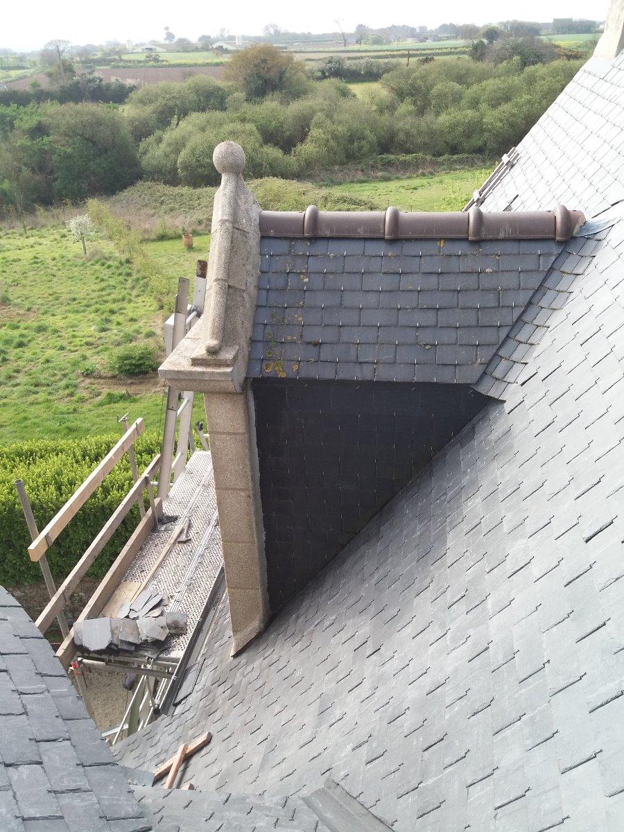 Lucarne avec fronton granite