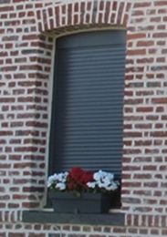 Fenêtre avec volet gris fermé