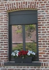 Fenêtre à volet gris semi-ouvert