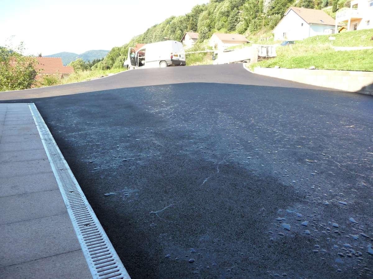 Cour avec caniveaux d'évacuation