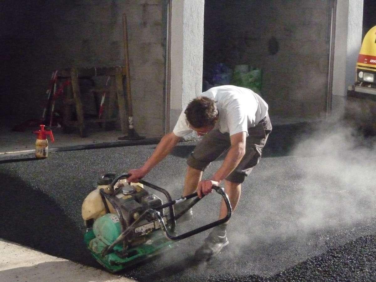 Compactage à la plaque vibrante -  Macadam Vichard à Corcieux