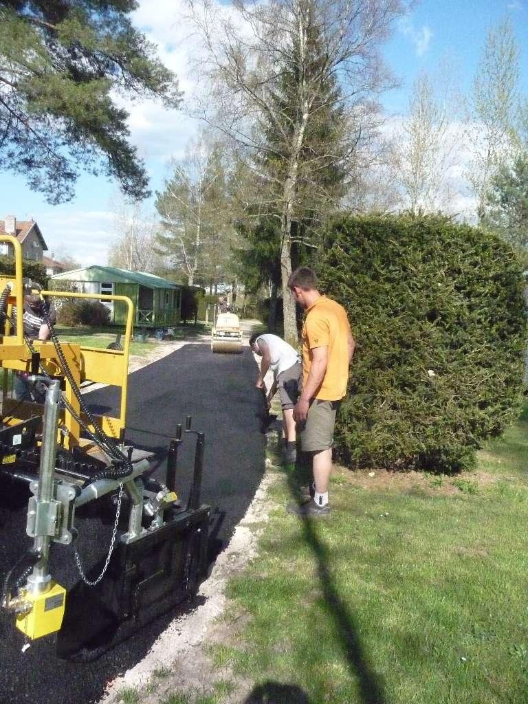 Pose d'enrobés au finisseur sur allée dans les Vosges