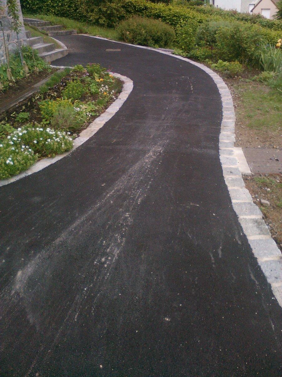 Pose d'enrobé avec pavés granit