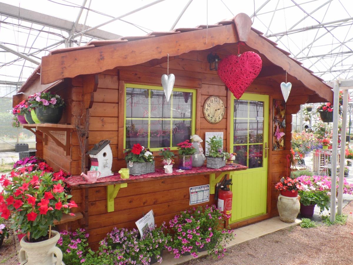 Chalet avec des fleurs autour 