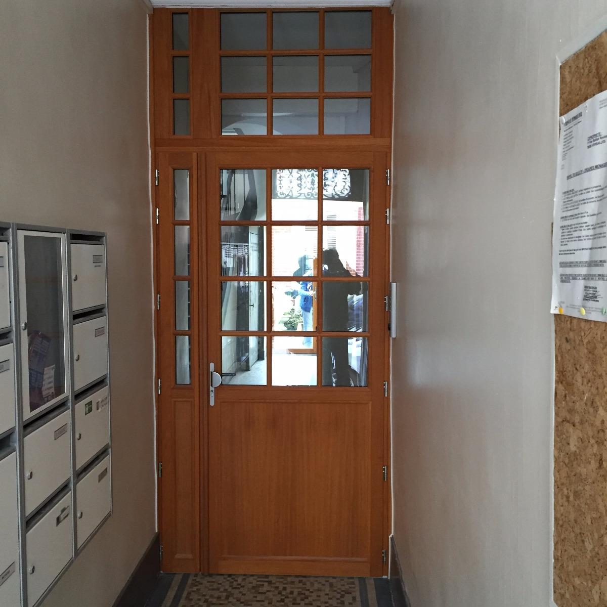 Porte d'entrée d'immeuble en bois