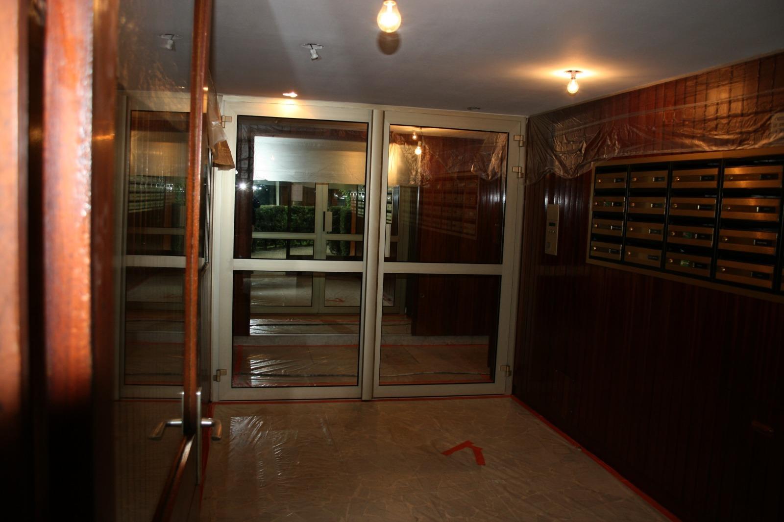 Porte d'entrée d'immeuble