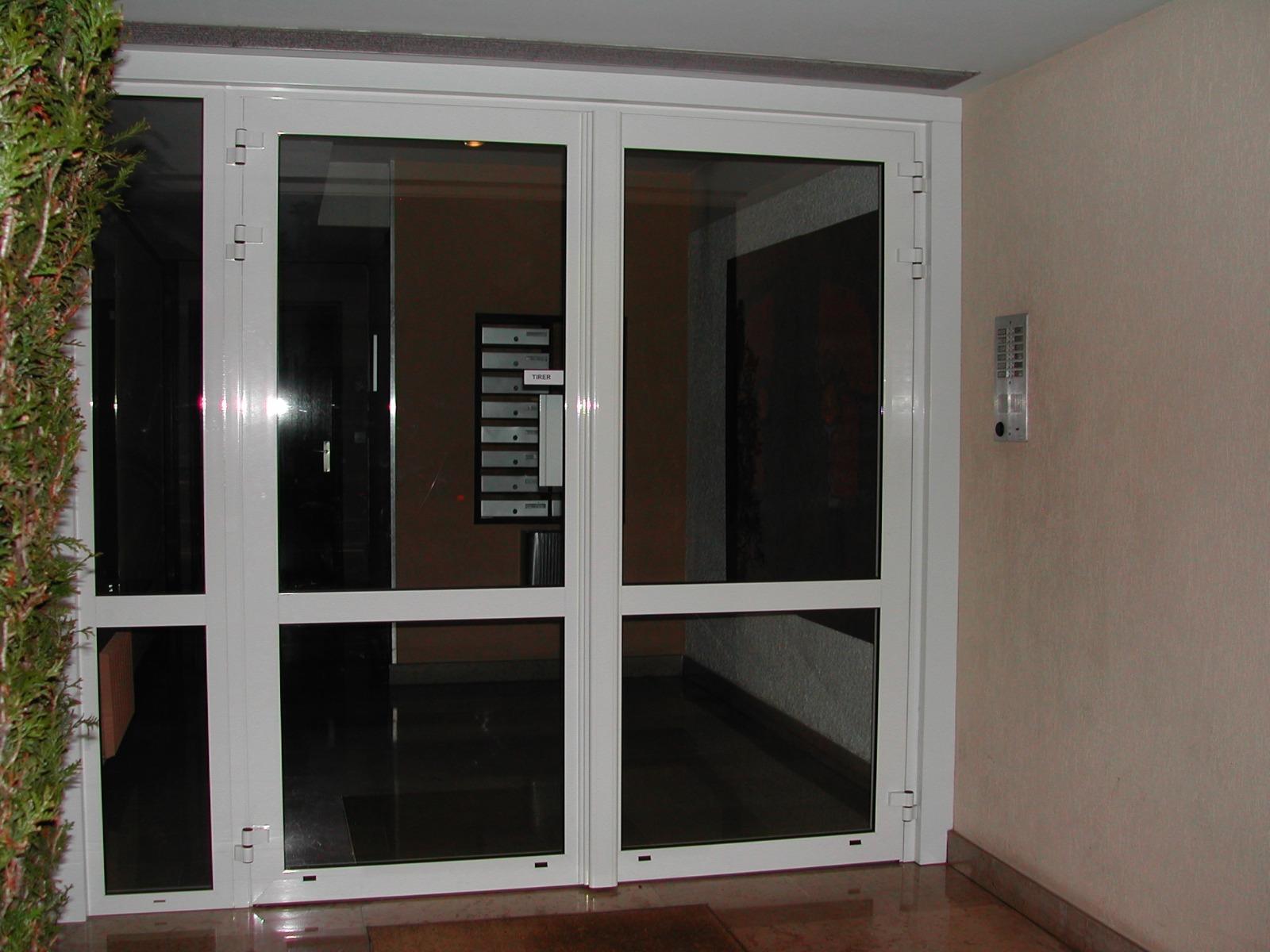 Installation de porte d'immeuble avec Loggiarama