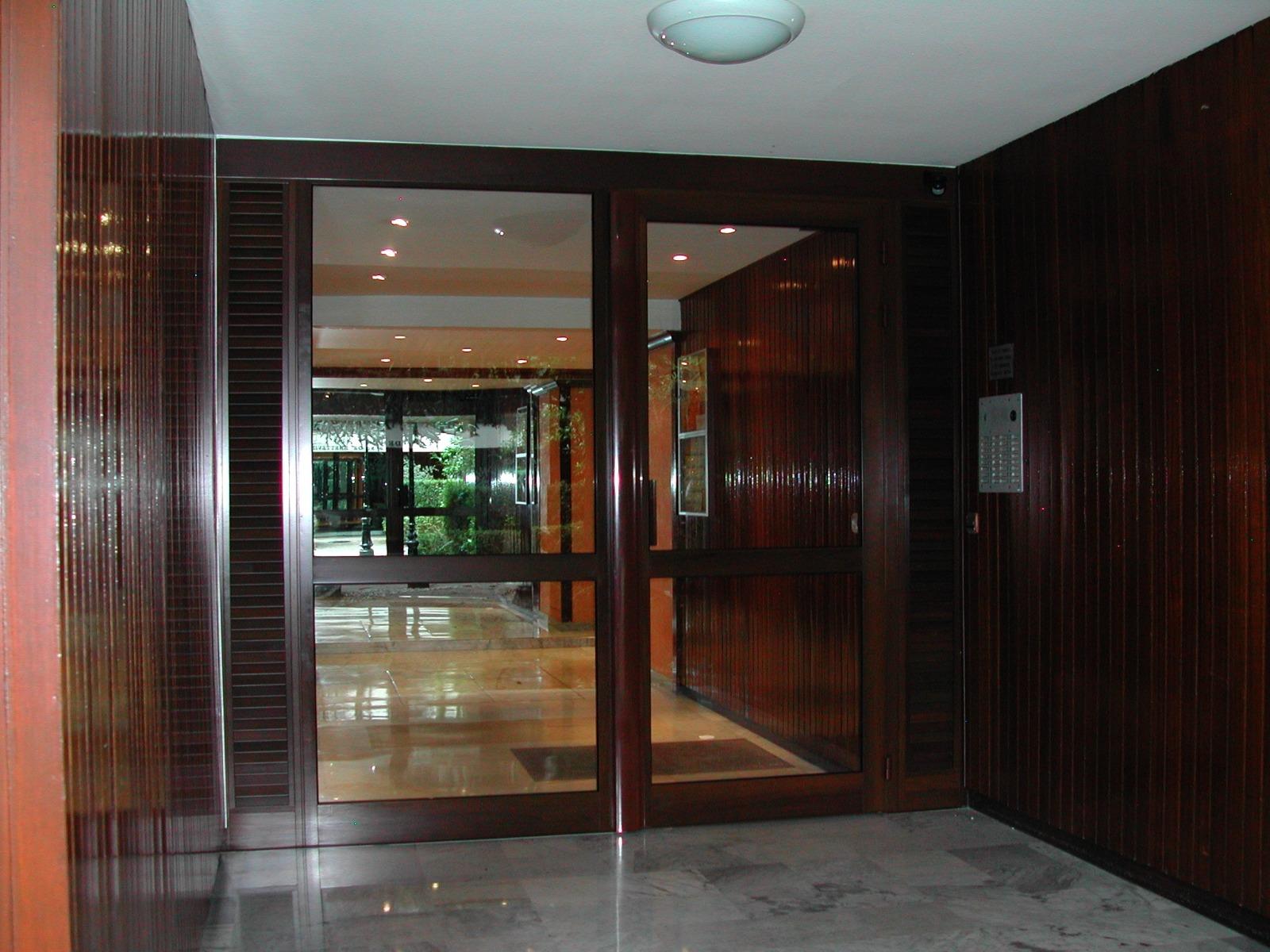 Pose de porte d'entrée