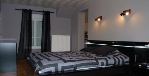 chambre avec papier peint