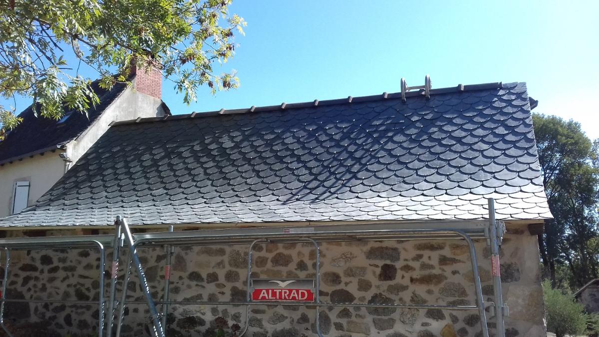 Couverture en ardoise avec échafaudage