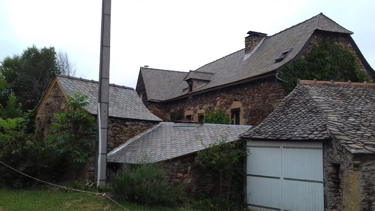 Toitures en ardoise sur des maisons en pierres