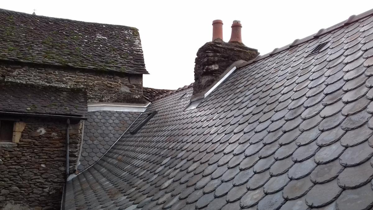 Toiture en ardoise avec cheminée