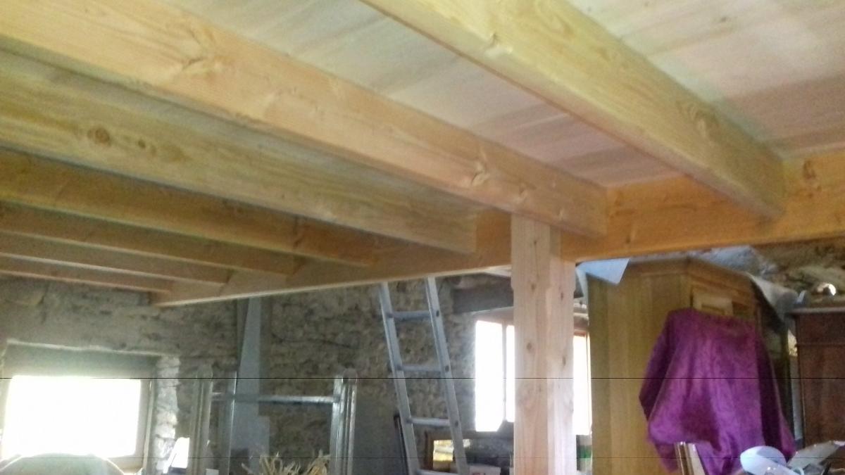 Poutres apparentes en bois sur un plafond 