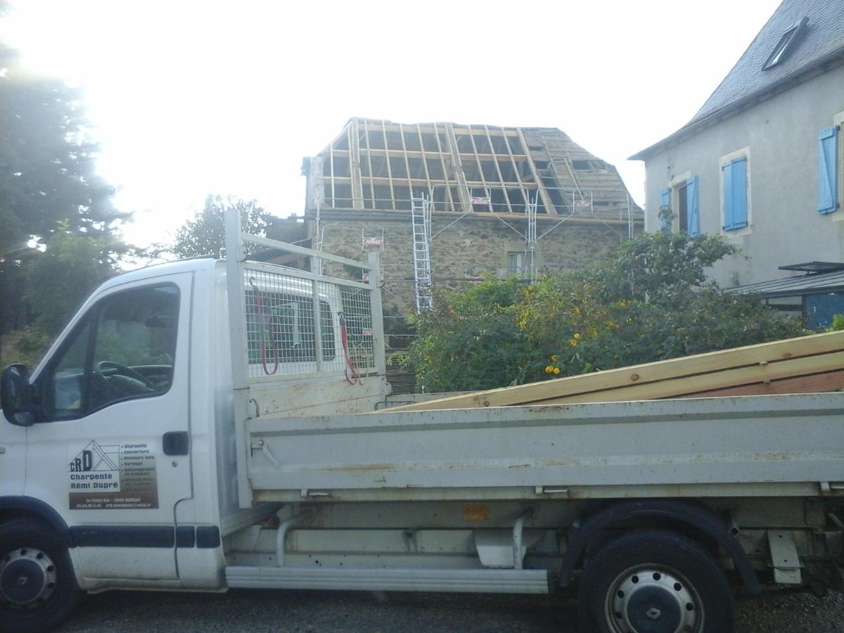 Rénovation d'une charpente et camion devant le chantier