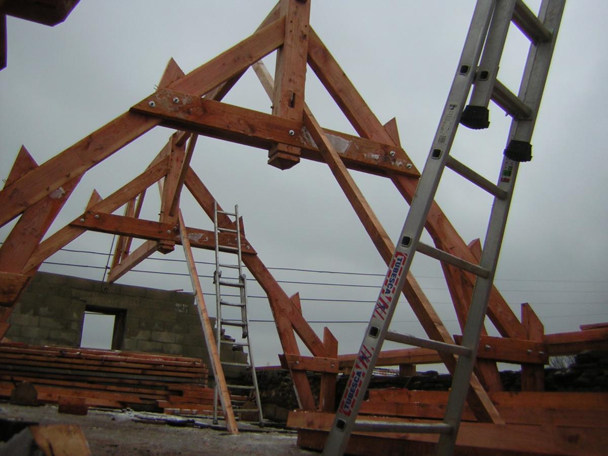 Montage d'une charpente en bois