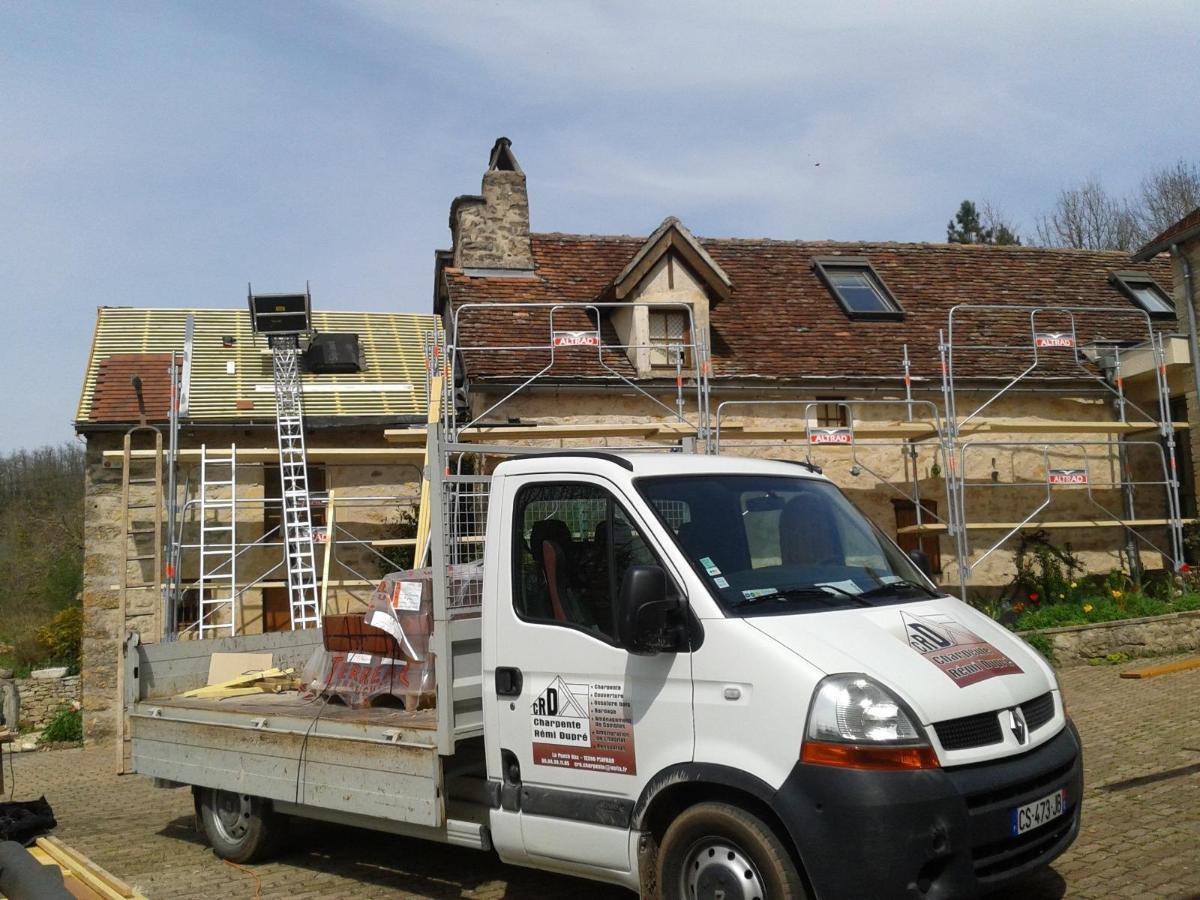 Chantier de rénovation avec camion au premier plan