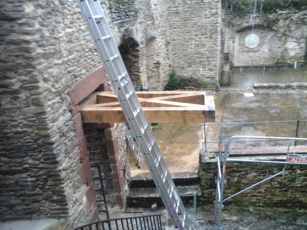 Pont-levis du château de Belcastel
