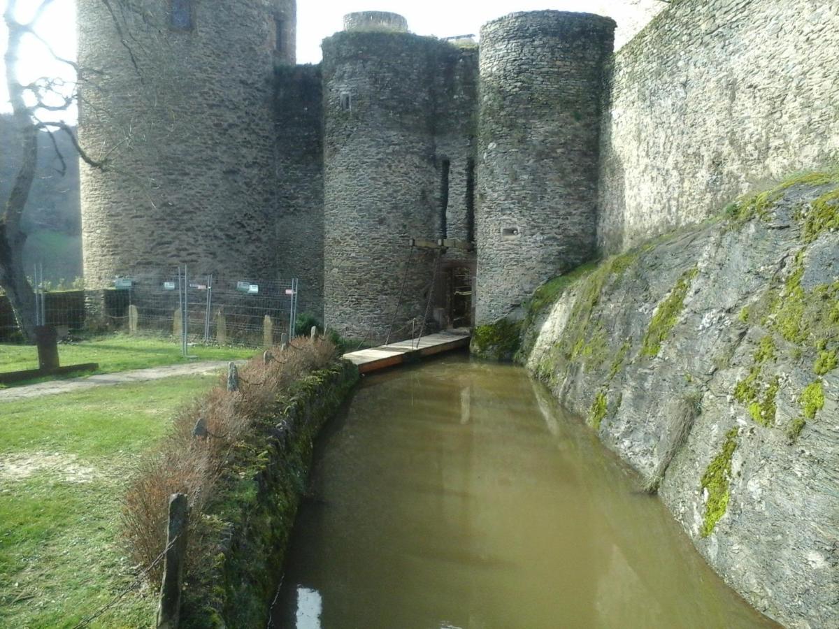 Douve devant une forteresse avec pont-levis