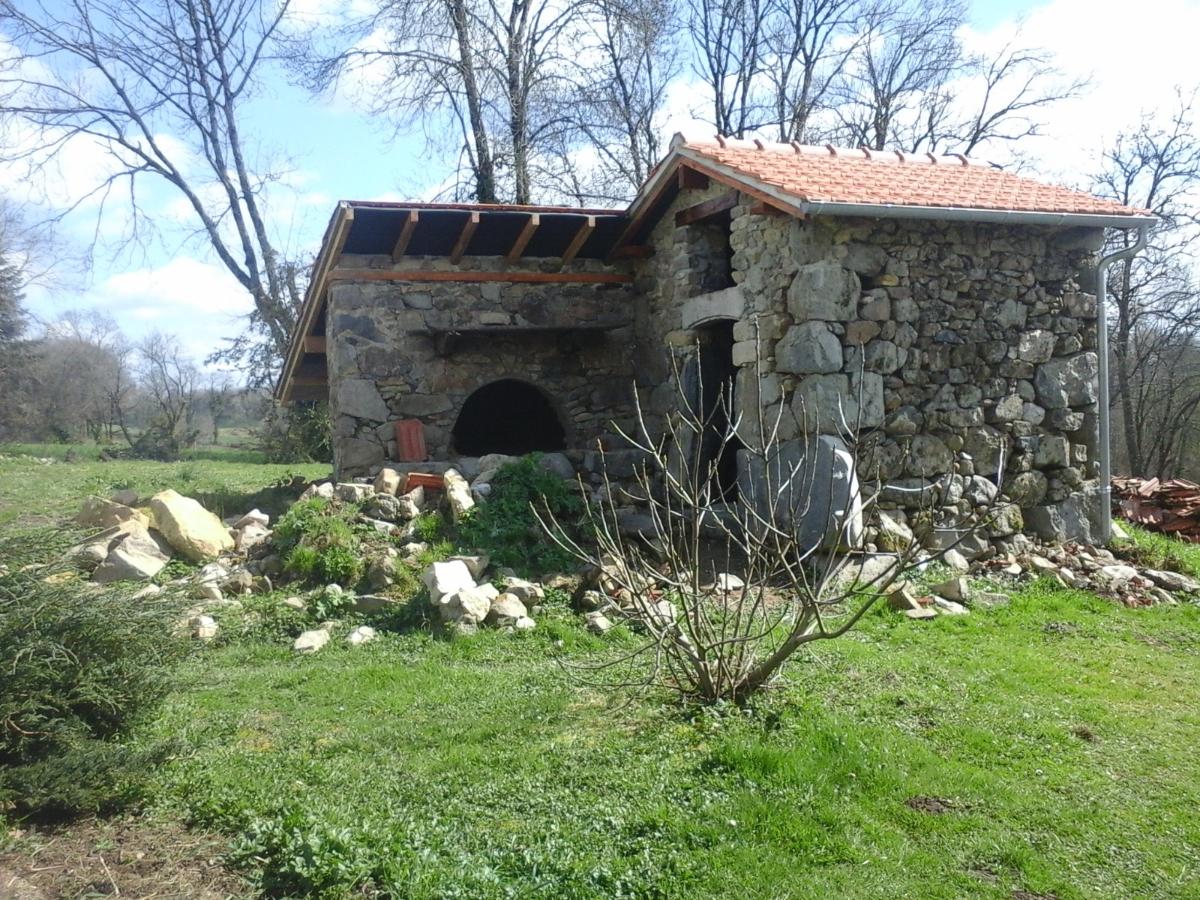 Toiture rénovée d'un abri en pierres