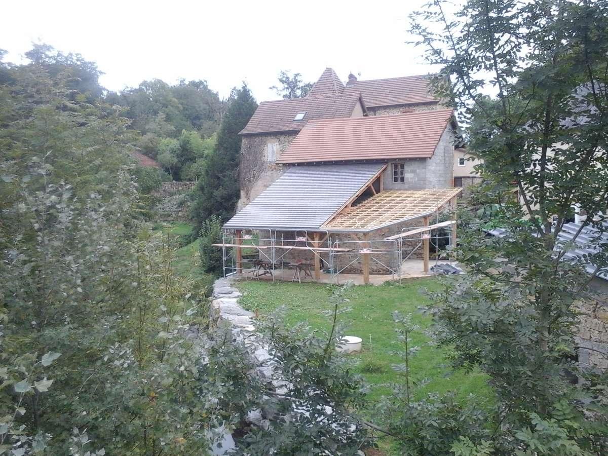 Vue de loin d'une extension en bois