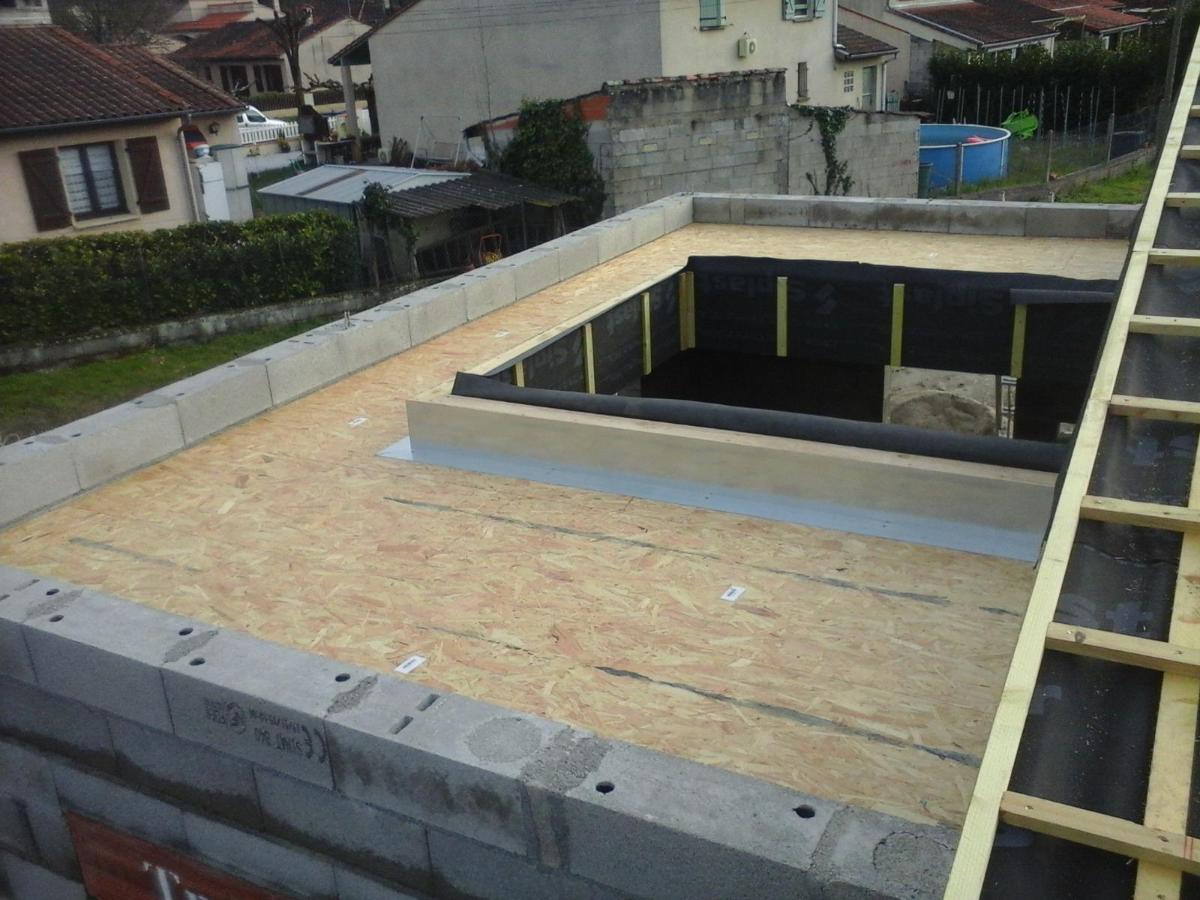 Construction avec charpente en bois et toit plat