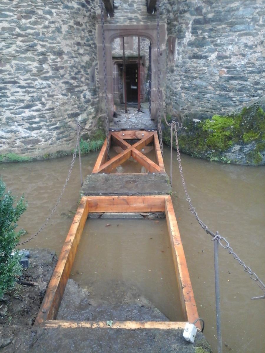 Rénovation d'un pont sur une douve