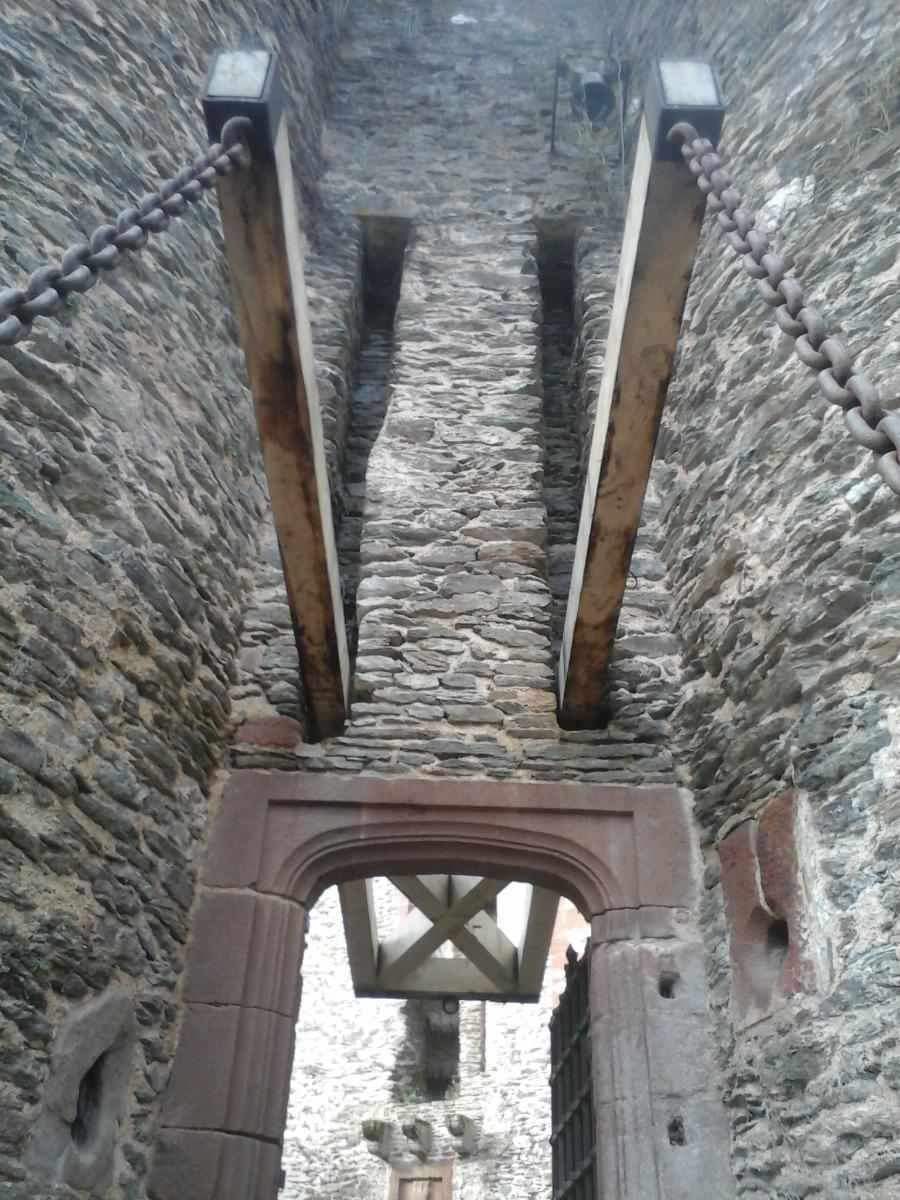 Pont-levis du château de Belcastel en rénovation