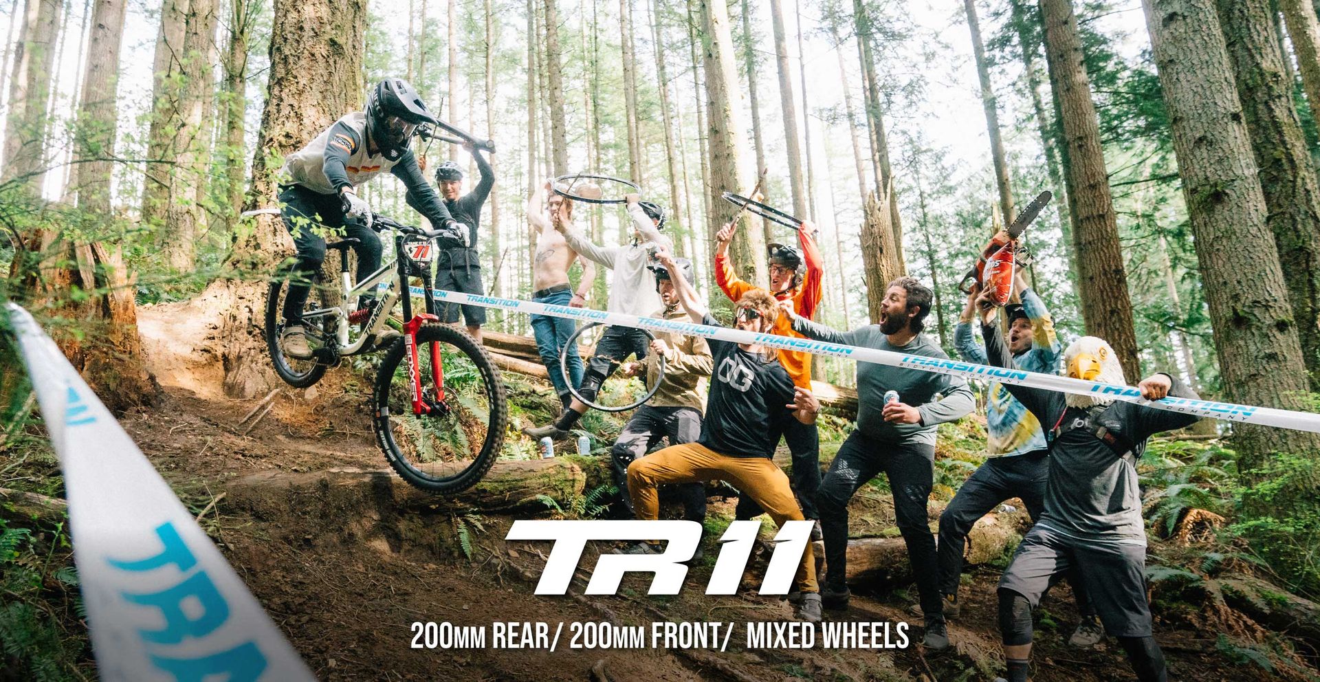 Ein Mann fährt mit einem Mountainbike einen Waldweg entlang.