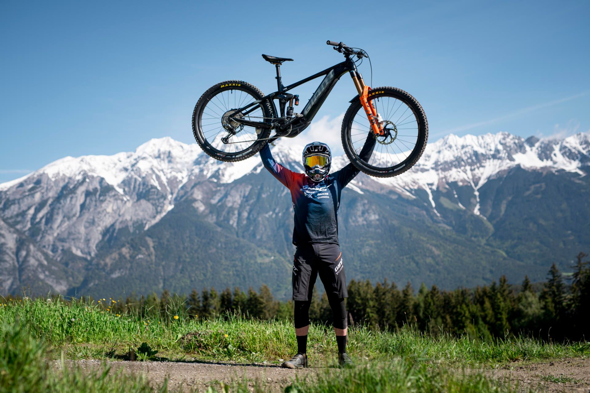 Eine Frau und ein Mann fahren mit ihren E-Bikes durch ein Canyon ähnliches Gebiet