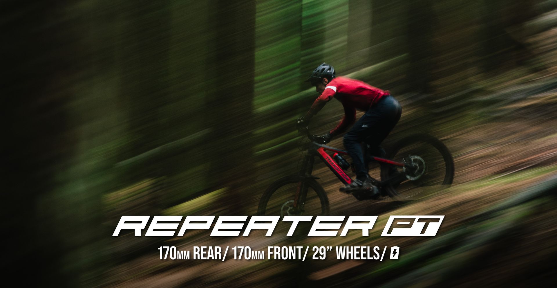 Ein Mann fährt mit einem Mountainbike einen Hügel hinunter.