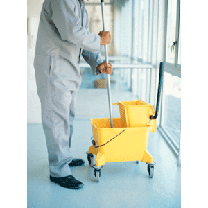 Pessoa de uniforme cinza esfregando o chão de um corredor com um balde e espremedor amarelos.