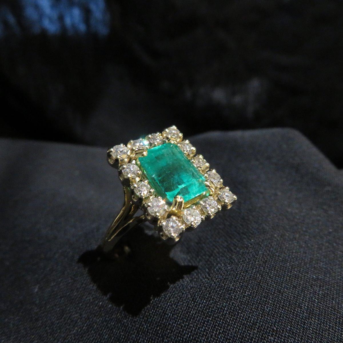 Bague carré en or avec emeraude entouré de diamant