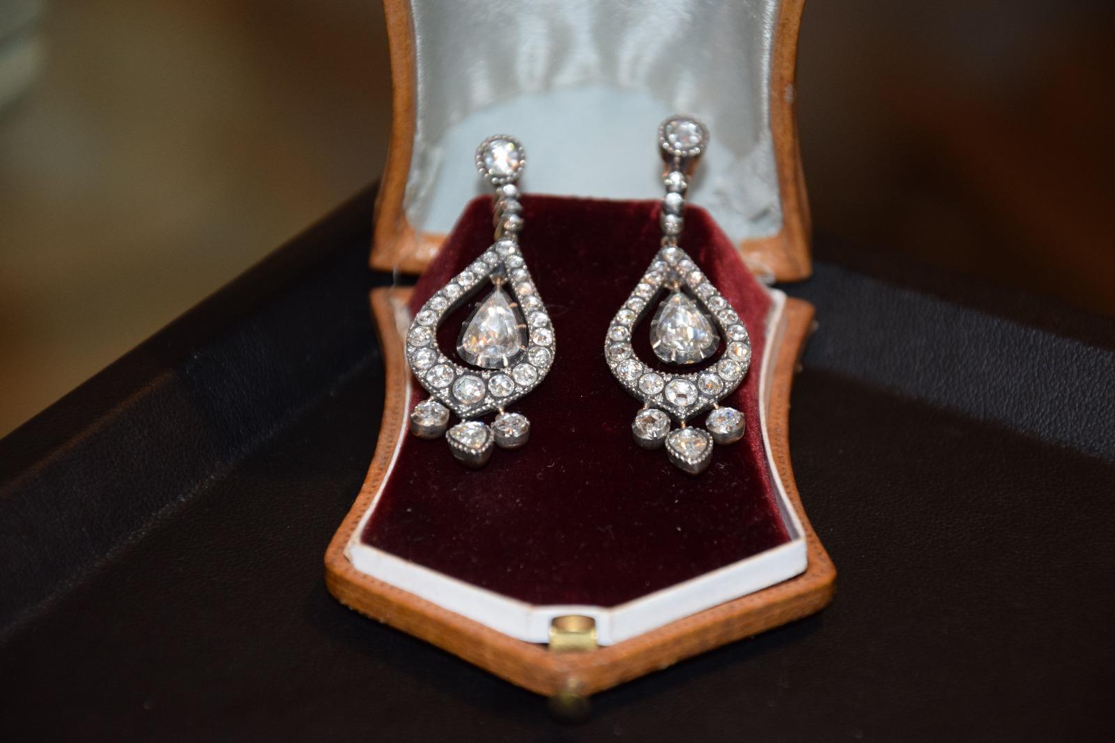 Boucle d'oreilles serti de diamant et pierres précieuses