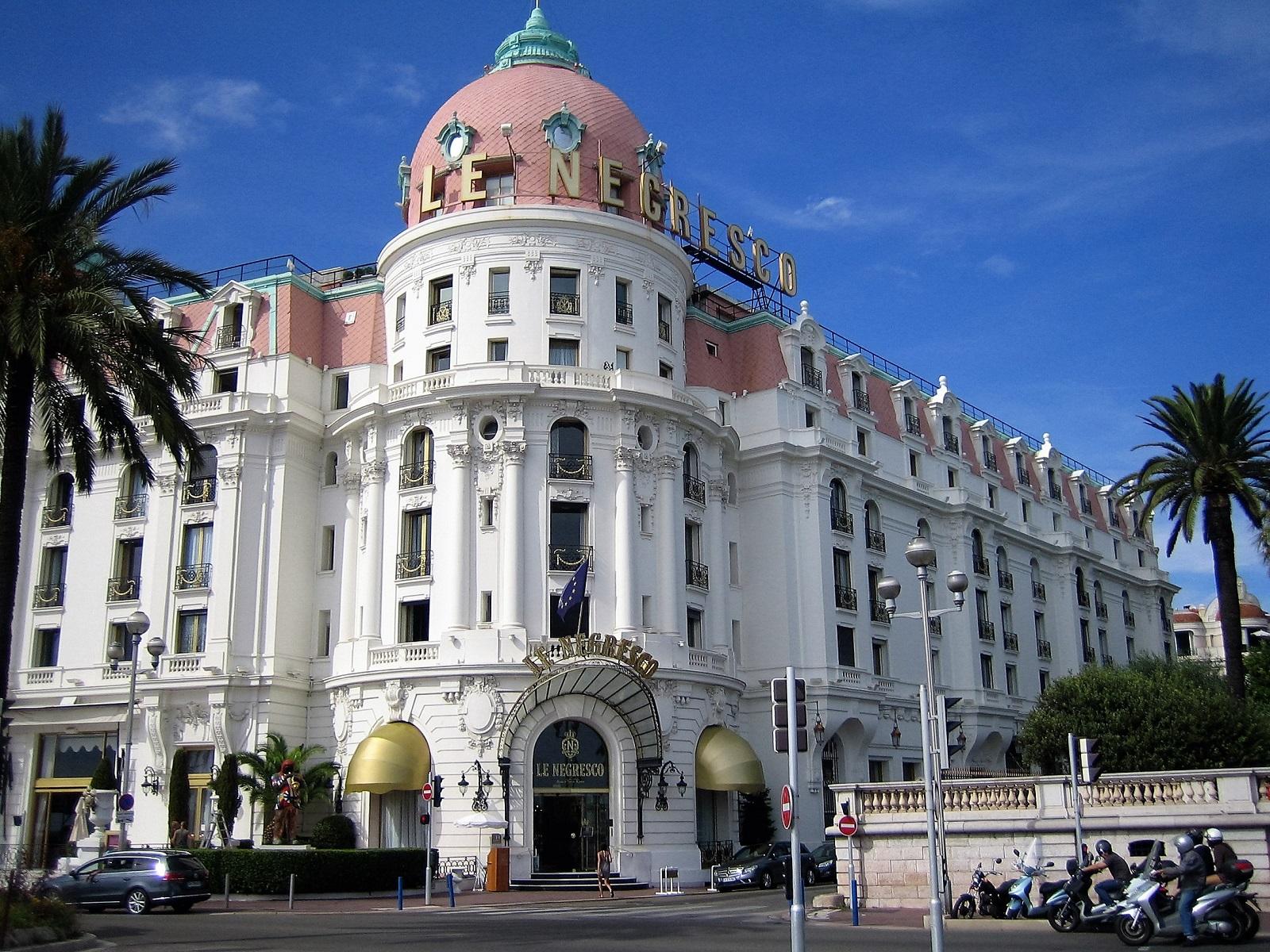 ADAMAS est situé derrière l'hôtel Negresco à Nice