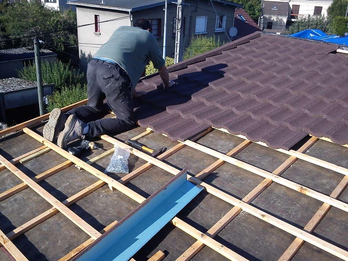 Pose de tuiles par un de nos ouvriers