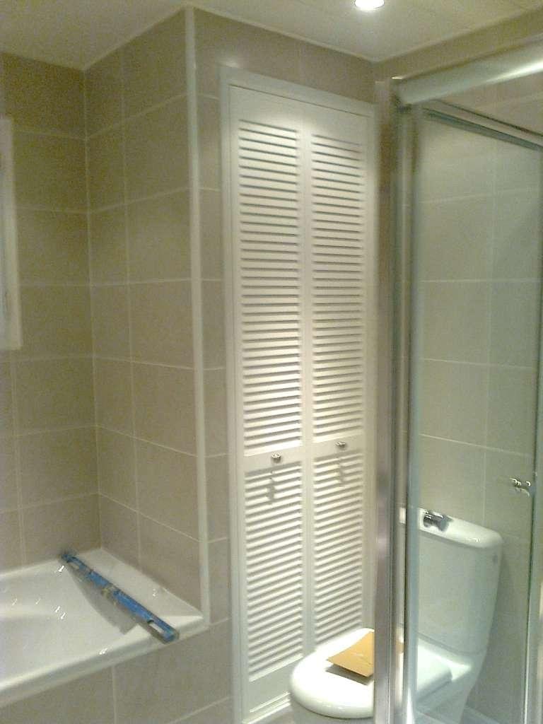 Placard dans une salle de bain