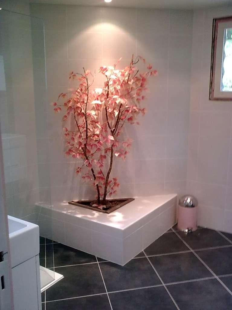 Décoration d'angle avec arbuste décoratif dans une salle de bain